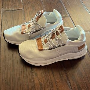 Womens on cloudnova size 8